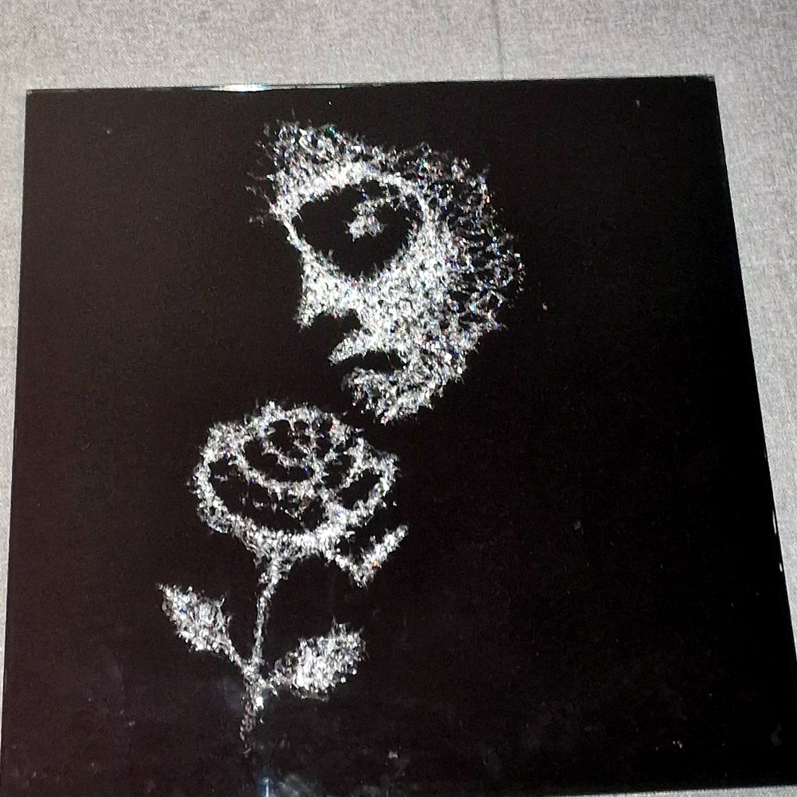 Frau und Rose, Glasbruchkunstwerk von SHARD ART STUDIO